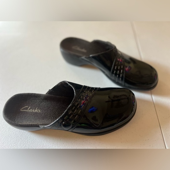 CLARKS SHOES BLACK PATENT LEATHER BUTTON EMBELLISHED SLIP ON MULES CLOGG 7 - Picture 1 of 5